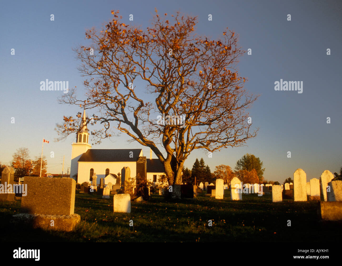 Il cimitero e la chiesa di legno a New Richmond in Gaspesie Quebec Foto Stock