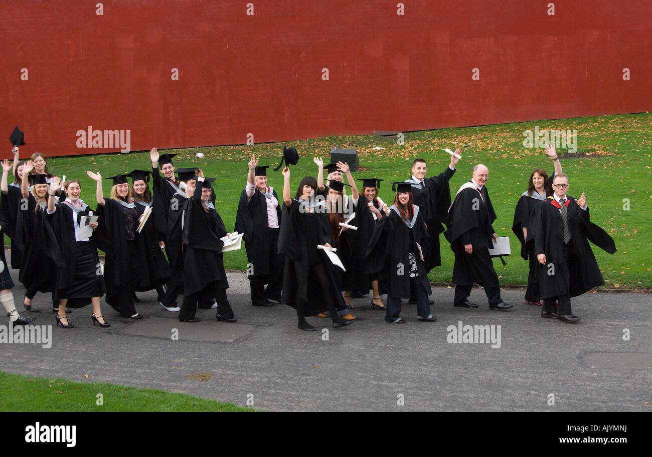 Università di Cumbria gli studenti e il personale processione dopo la cerimonia di laurea nella Cattedrale di Carlisle Foto Stock