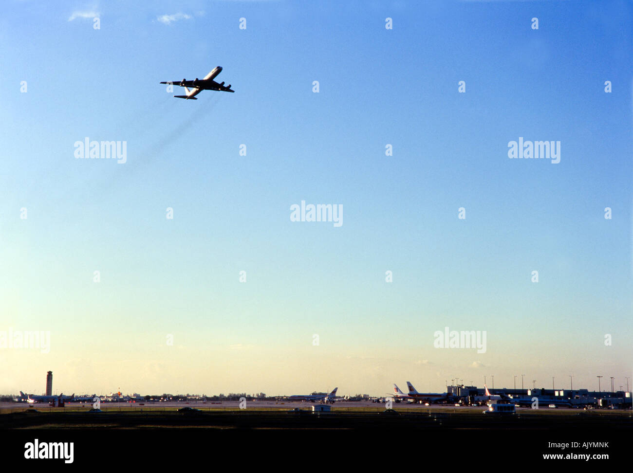 Aereo commerciale decollo al tramonto, oltre aeroporto, dall'Aeroporto Internazionale di Miami Foto Stock