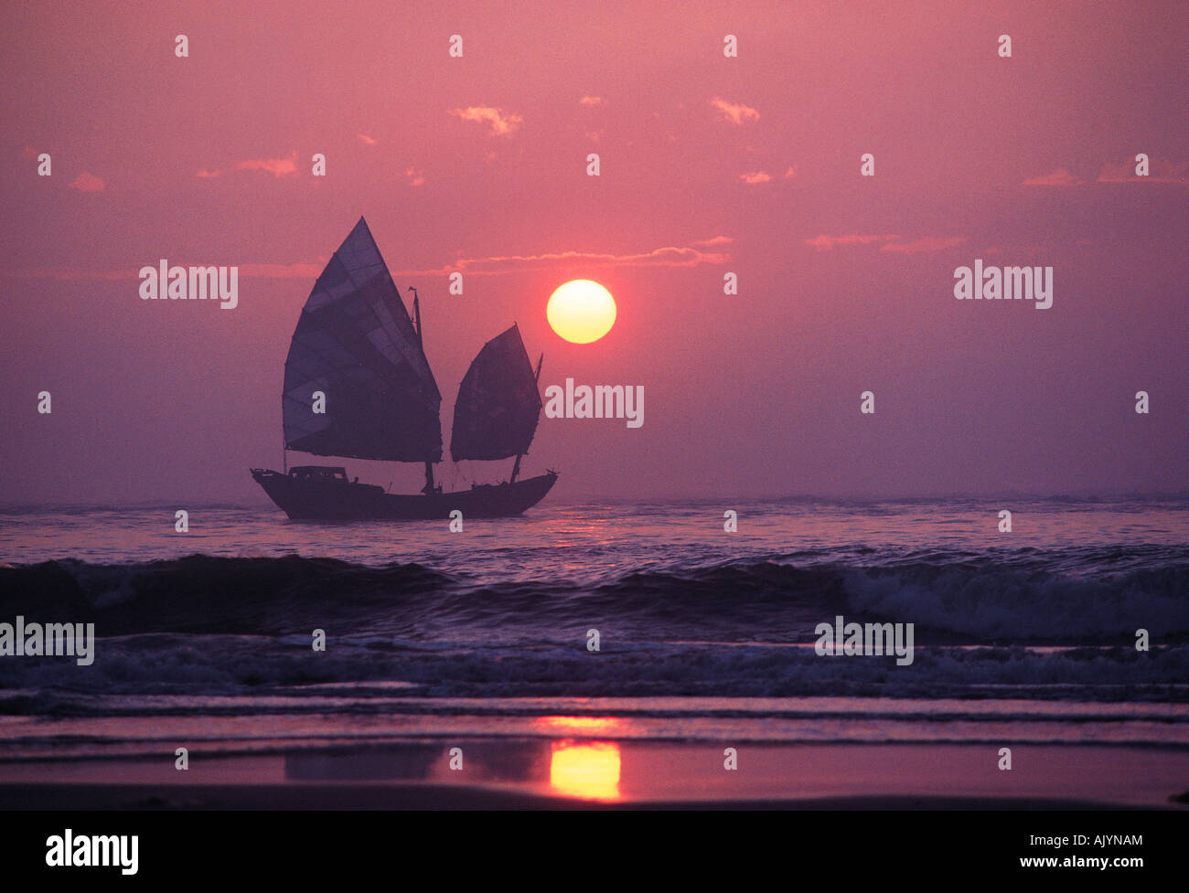 Cina. Guangdong (Canton). Area di Shantou. Dezhou isola. La mattina presto vista del commercio cinese junk barca a vela al largo. Foto Stock