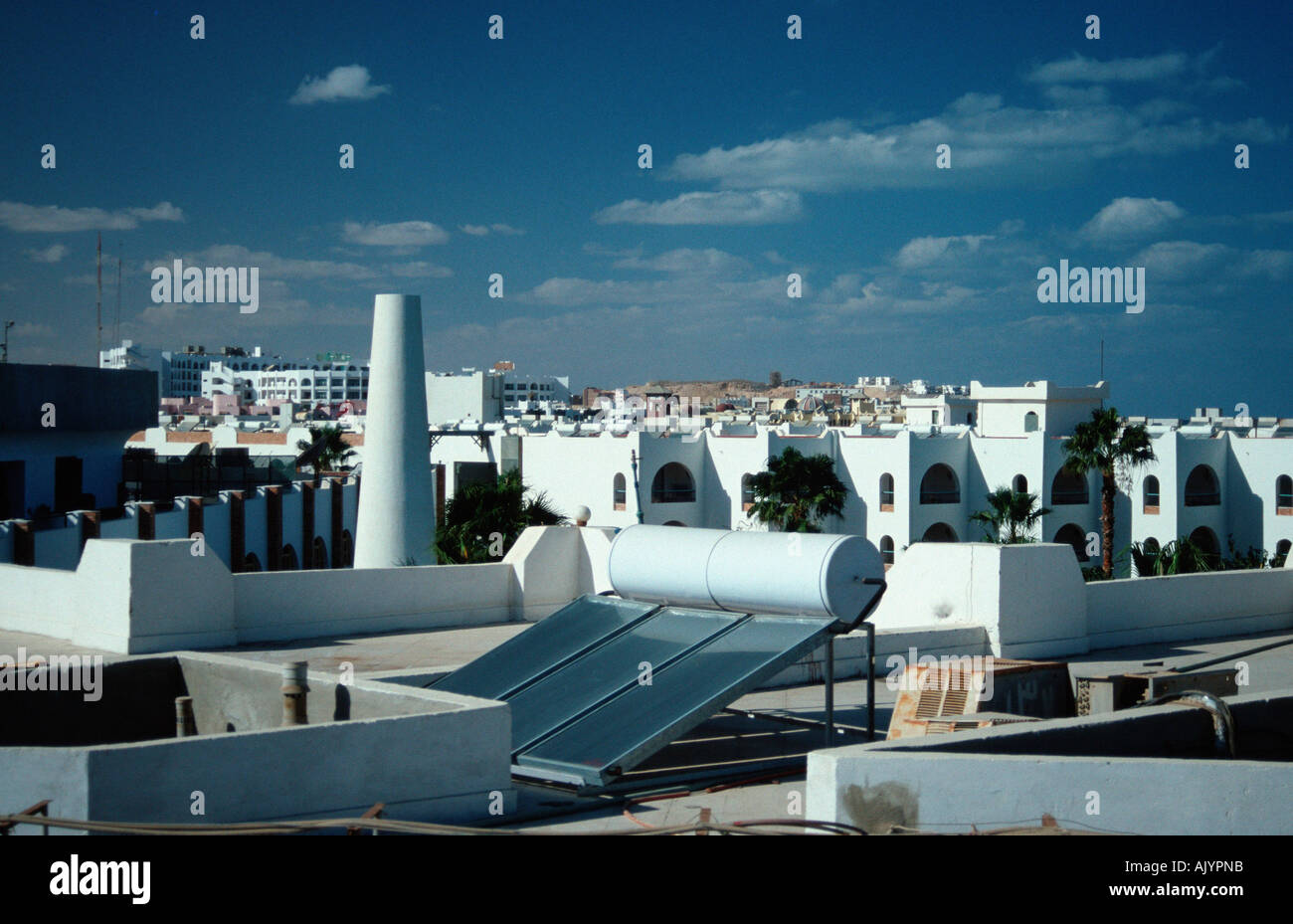 Pannelli solari sul tetto / Sonnenkollektor auf Dach Foto Stock