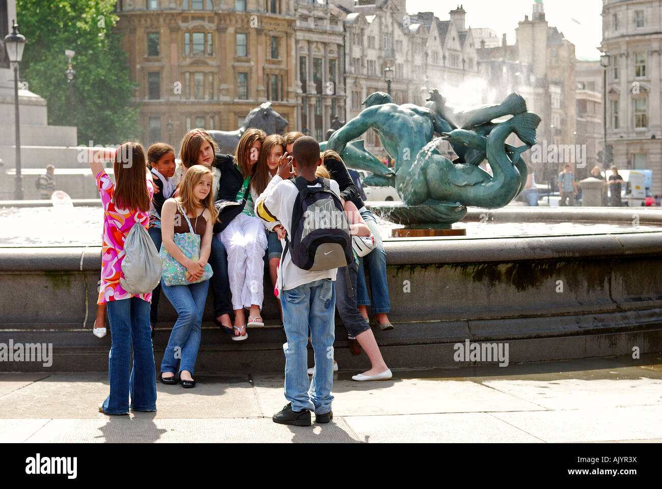 Gli adolescenti in Trafalgar Square, London Regno Unito. Foto Stock