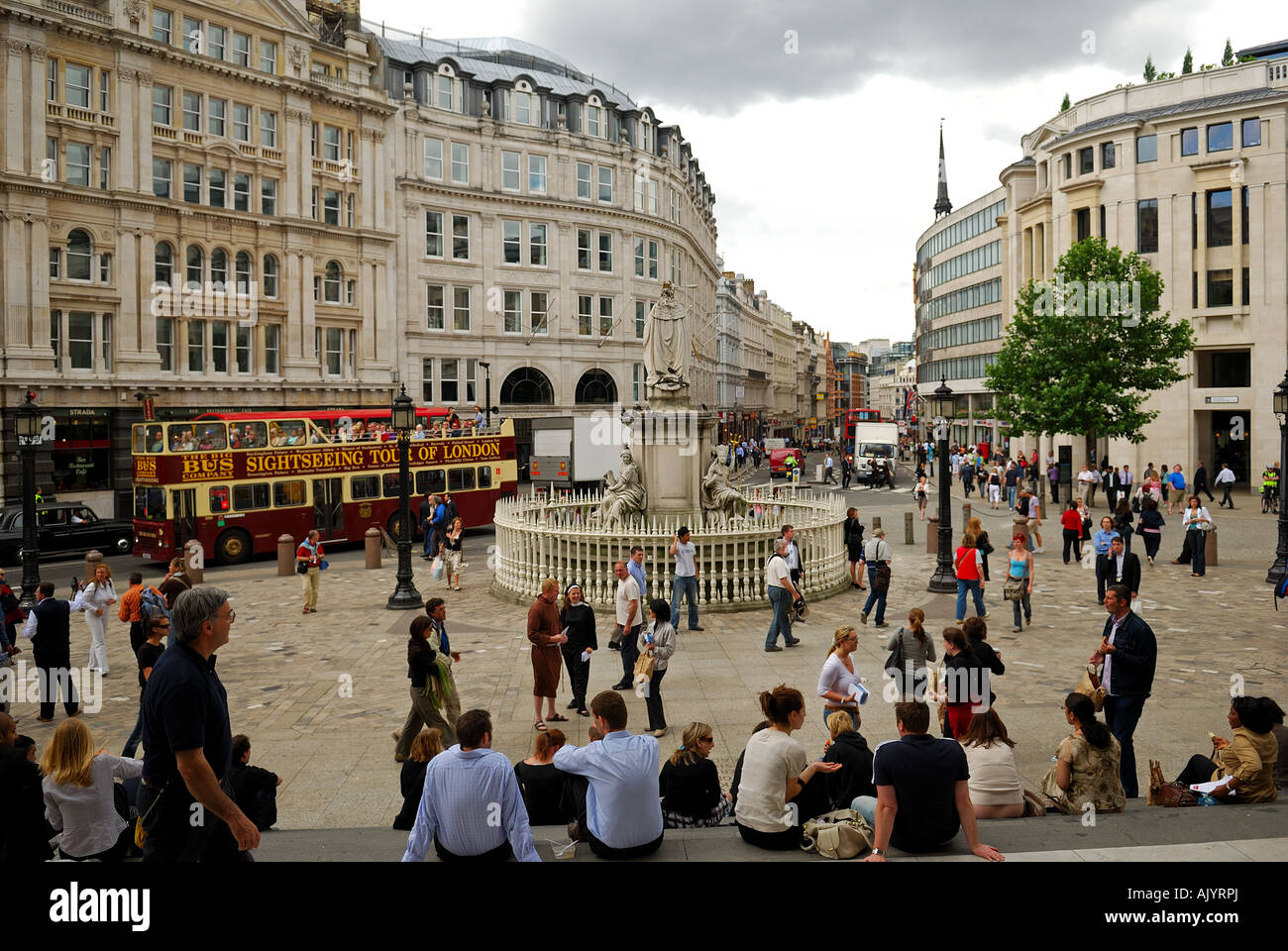 City scape di Ludgate Hill, nella city di Londra, Inghilterra. Foto Stock