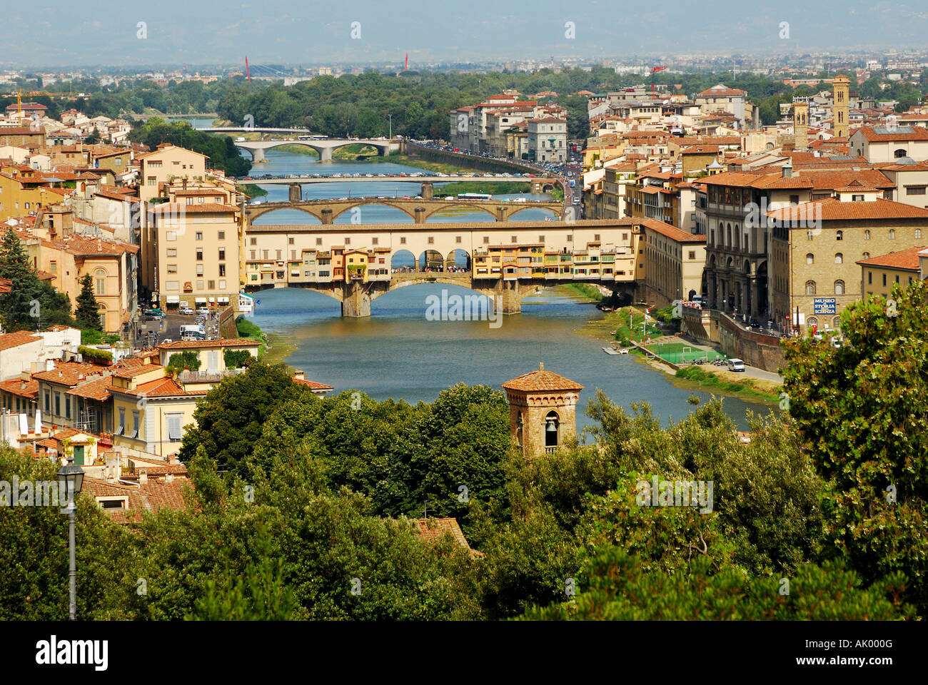 Il Ponte Vecchio, il ponte medievale sul fiume Arno a Firenze. Foto Stock