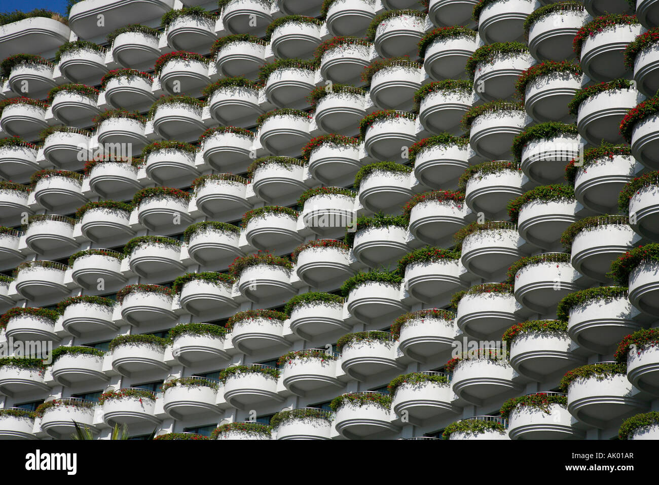 Il balcone di ogni camera di un alto edificio di appartamenti a Bangkok in Tailandia Foto Stock