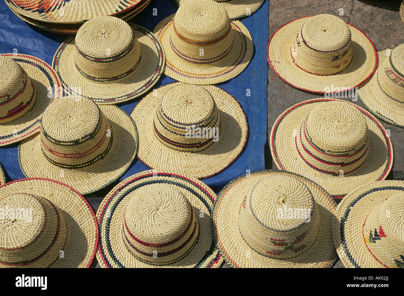 Fatto a mano di cappelli di paglia per la vendita in un piccolo mercato  all'aperto in Belem, Brasile, lungo il fiume del Amazon Foto stock - Alamy