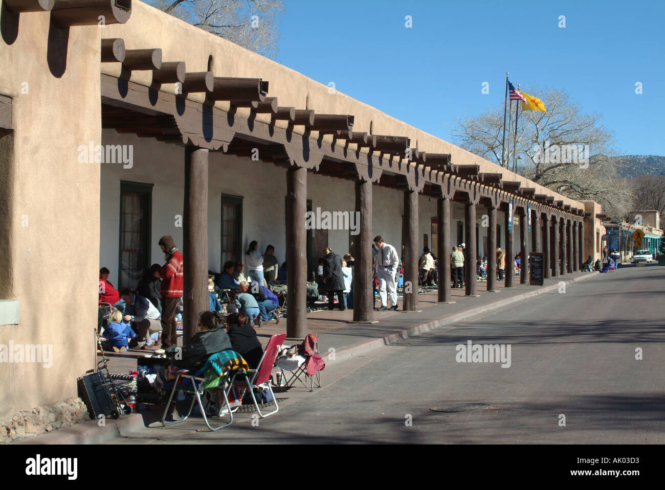 Indian di commercianti che vendono articoli di gioielleria al di fuori del Palazzo dei Governatori di Santa Fe Foto Stock