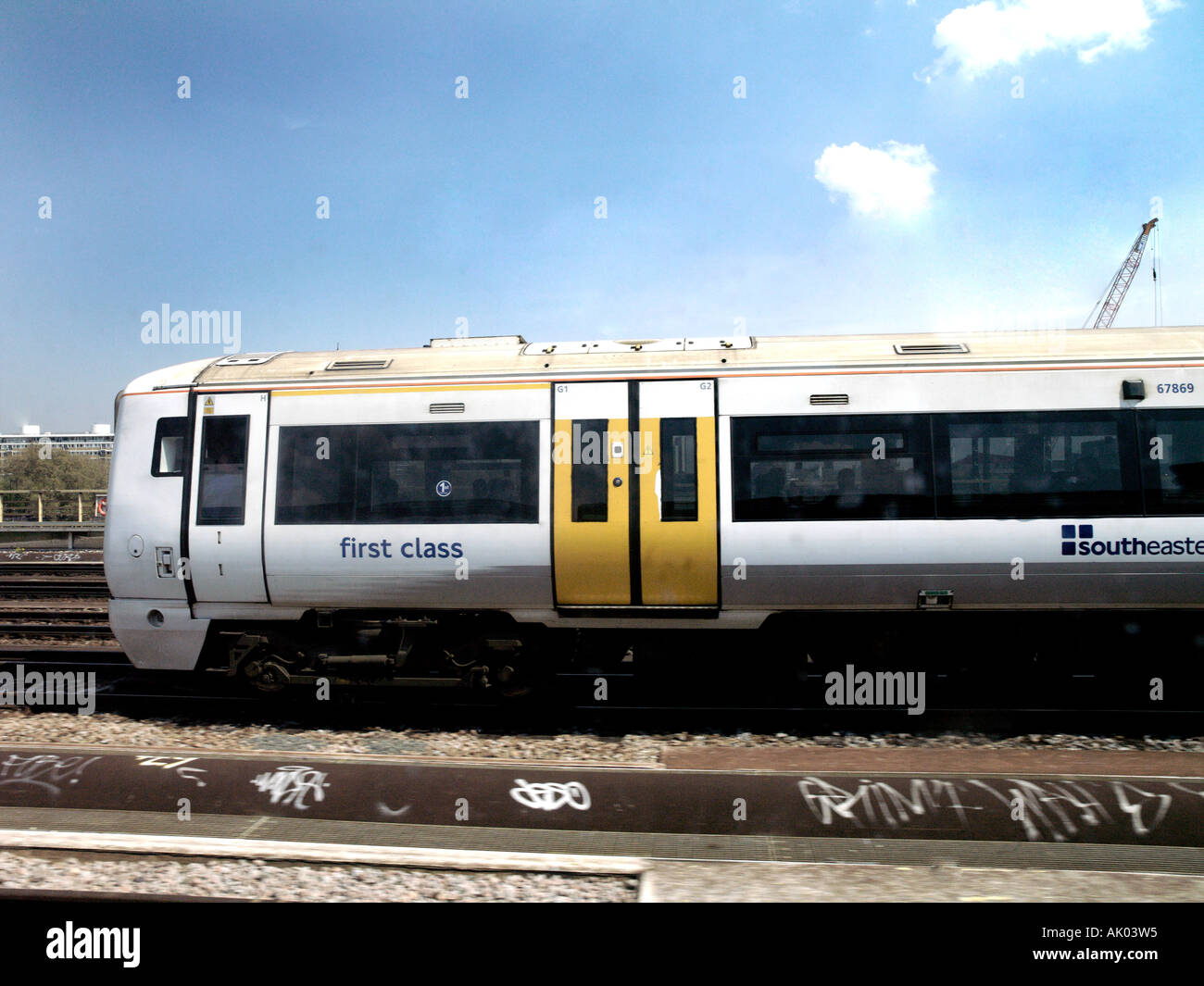A sud est del treno per pendolari sulla rotta verso Victoria London Inghilterra England Foto Stock