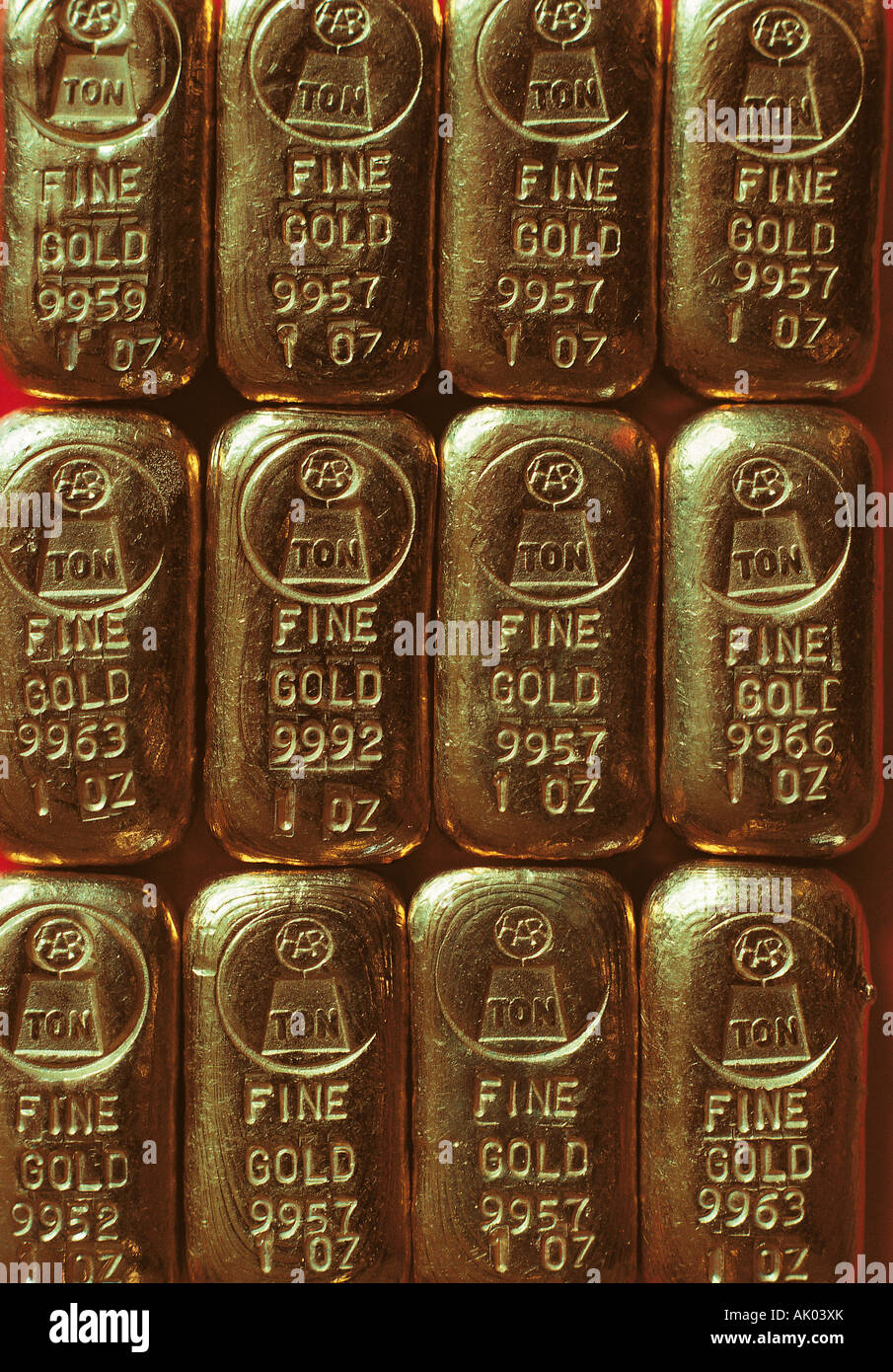 Ancora vita closeup d'oro 1oz lingotti. Foto Stock