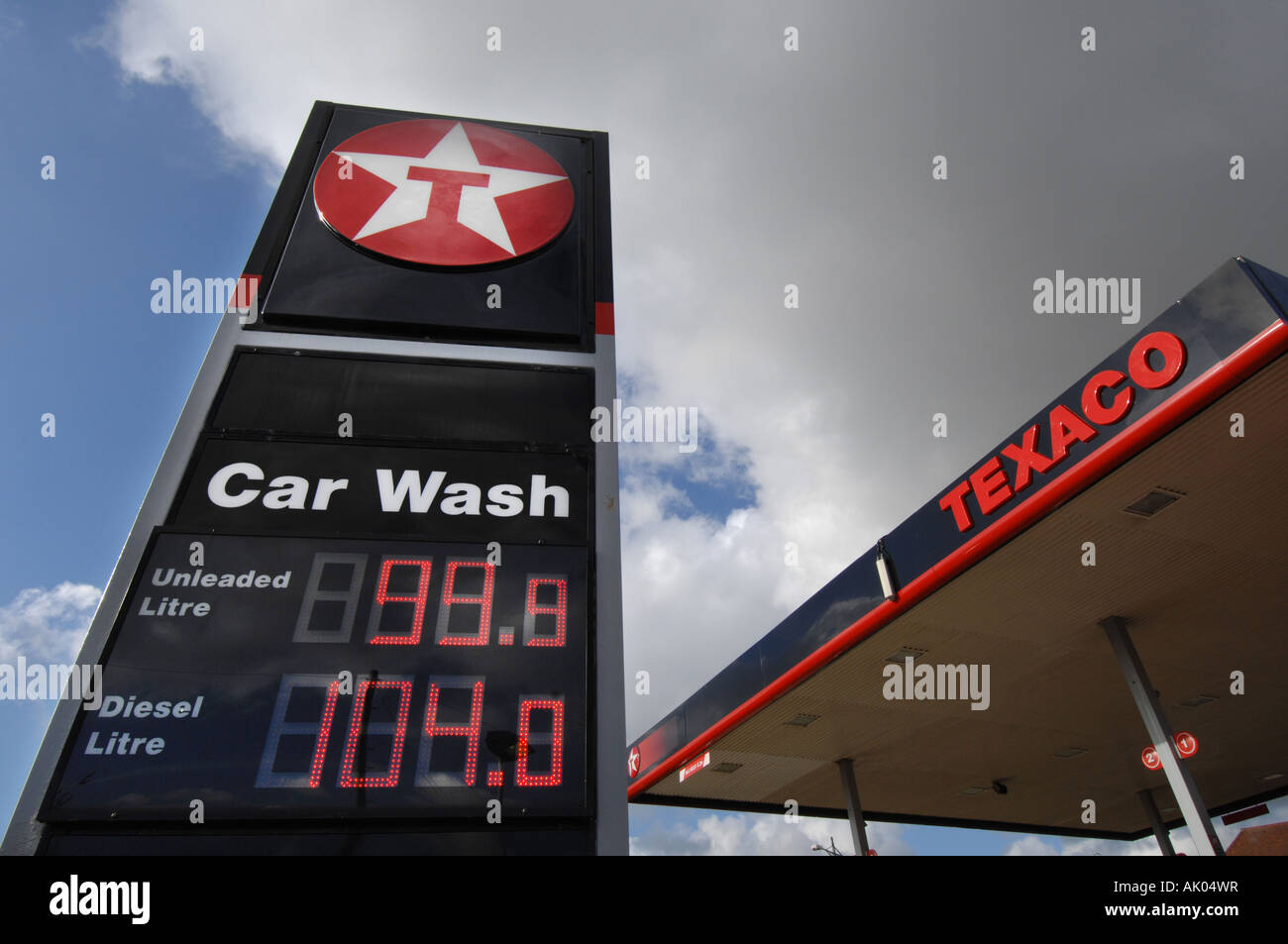 I prezzi del carburante visualizzato su pompe di benzina a 99.8p benzina e 89p gasolio a un garage Texaco Foto Stock