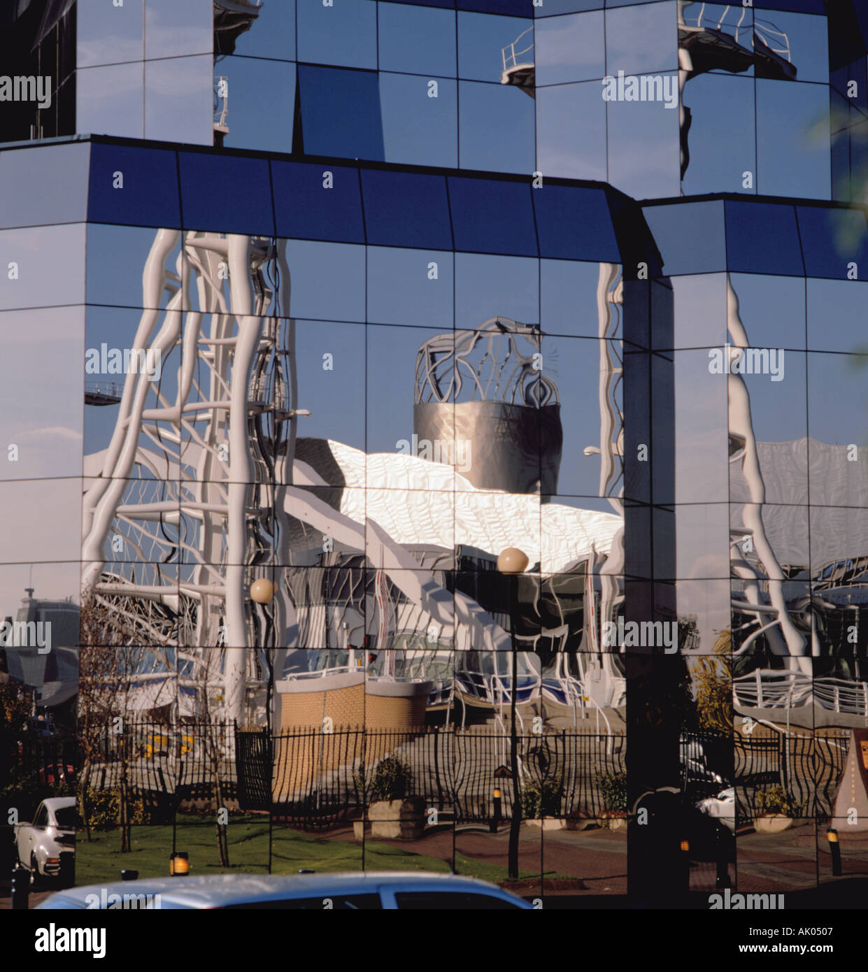 La riflessione di parte dei Lowery Arts Center di Windows del Quay West Building, Salford Quays, Greater Manchester, Inghilterra, Regno Unito. Foto Stock