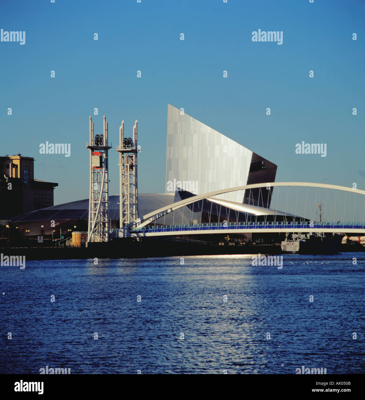 Imperial War Museum North visto su Manchester Ship Canal, Salford Quays, Greater Manchester, Inghilterra, Regno Unito. Foto Stock