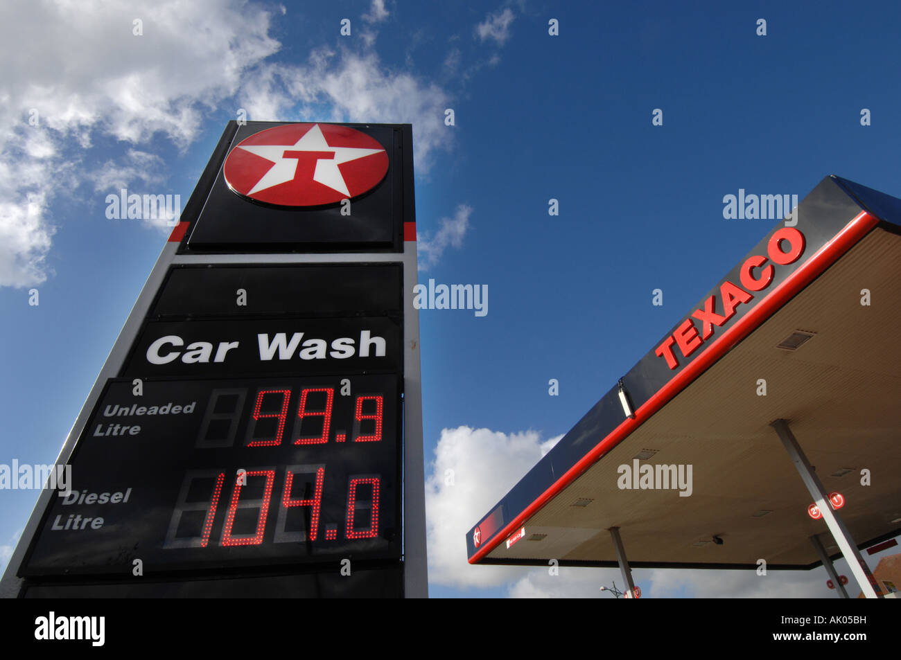 I prezzi del carburante visualizzato su pompe di benzina a 99.8p benzina e 89p gasolio a un garage Texaco Foto Stock