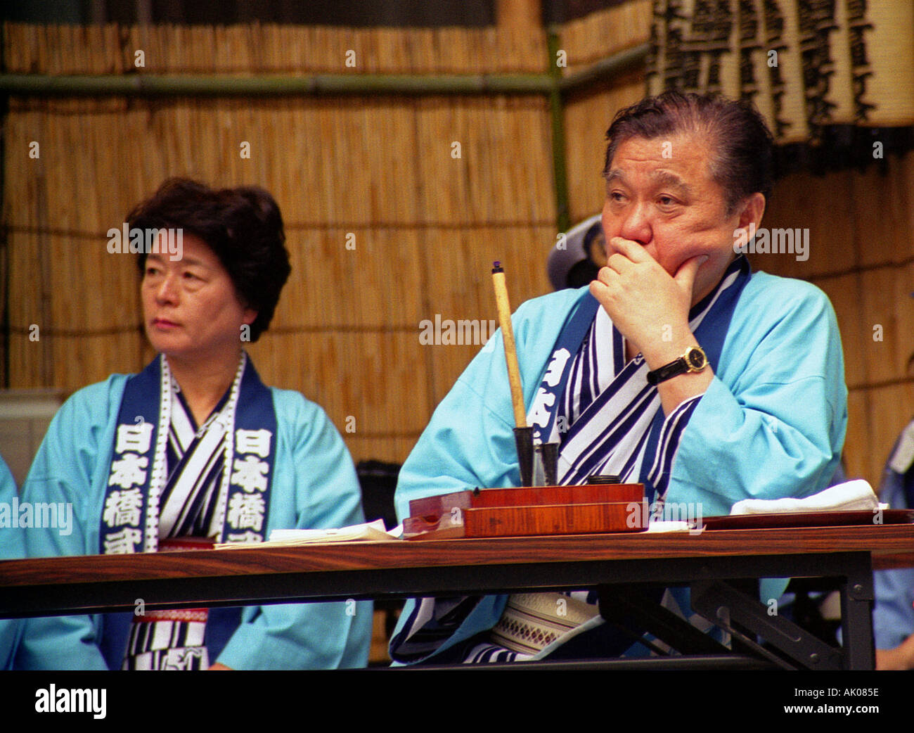 I partecipanti sanno di Matsuri Festival in abiti storici sfilando intorno al centro città strade Tokyo Giappone Asia Orientale Foto Stock