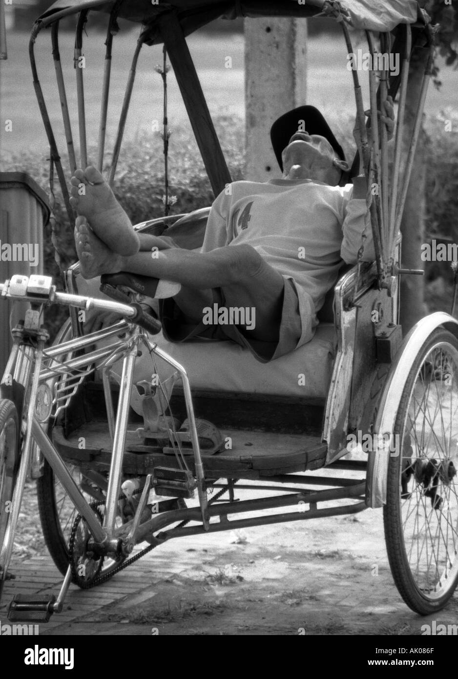 Vecchio senile uomo hanno sonno nap resto a bocca aperta sul pedale tre wheeler taxi bicicletta carrello Alor Setar Malaysia Southeast Asia Foto Stock