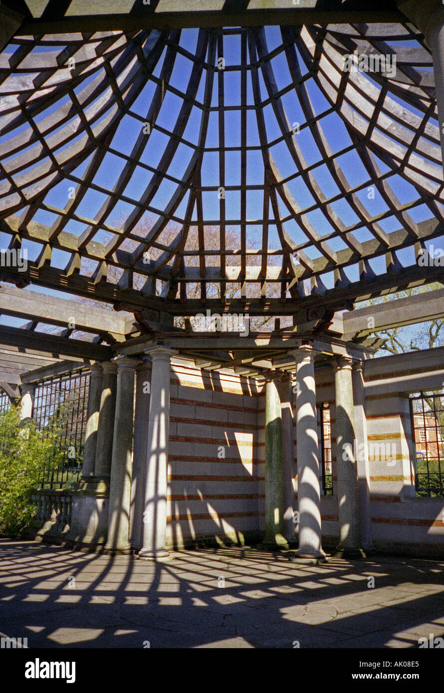 Dettagli in stile georgiano tradizionale colonnato aperto sul tetto di legno pergola profondità sky Hampstead Heath Park Londra Inghilterra Regno Unito Europa Foto Stock