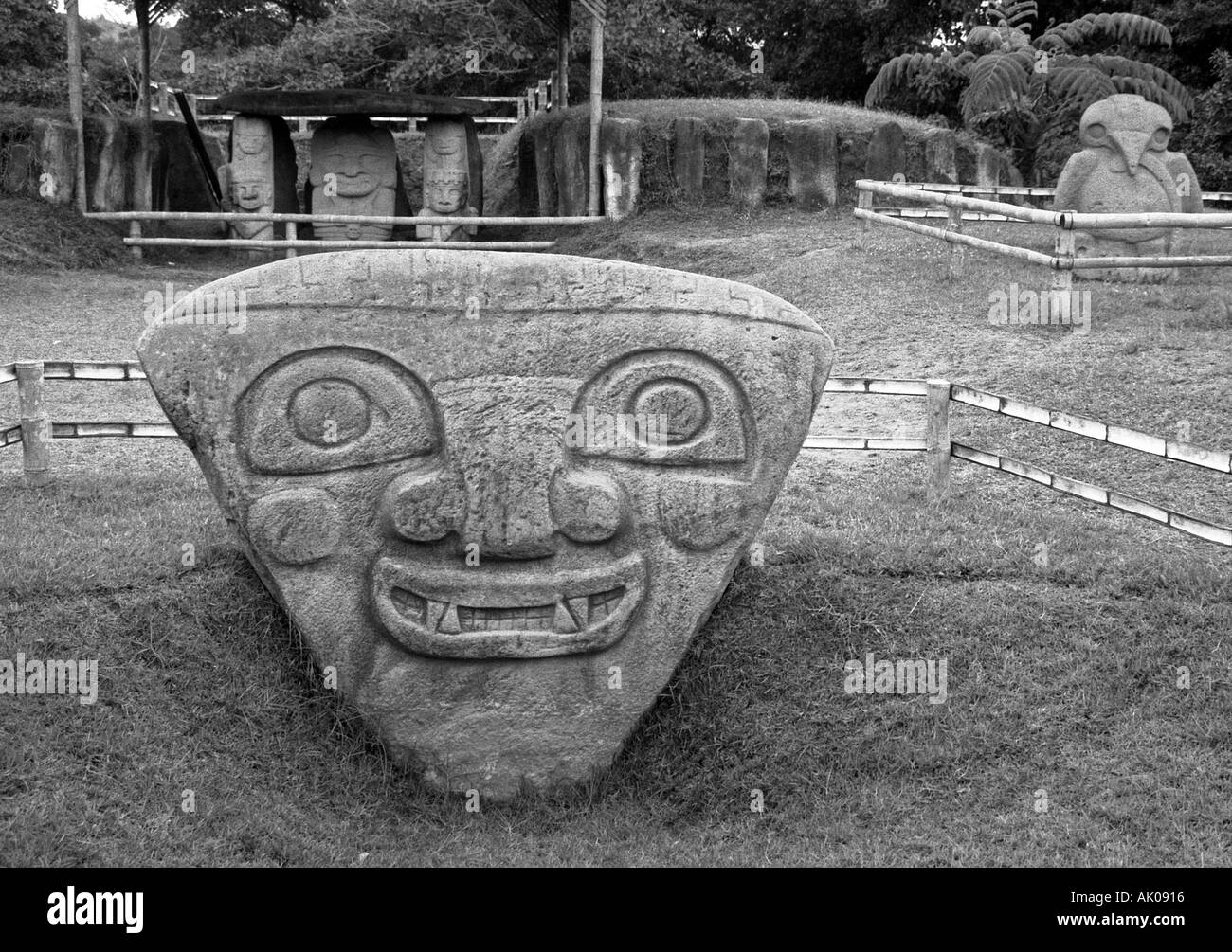Enorme forma triangolare testa occhio grande naso bird dèi divinità celebrare la fede il culto di San Agustín Colombia Sud America Latina Foto Stock