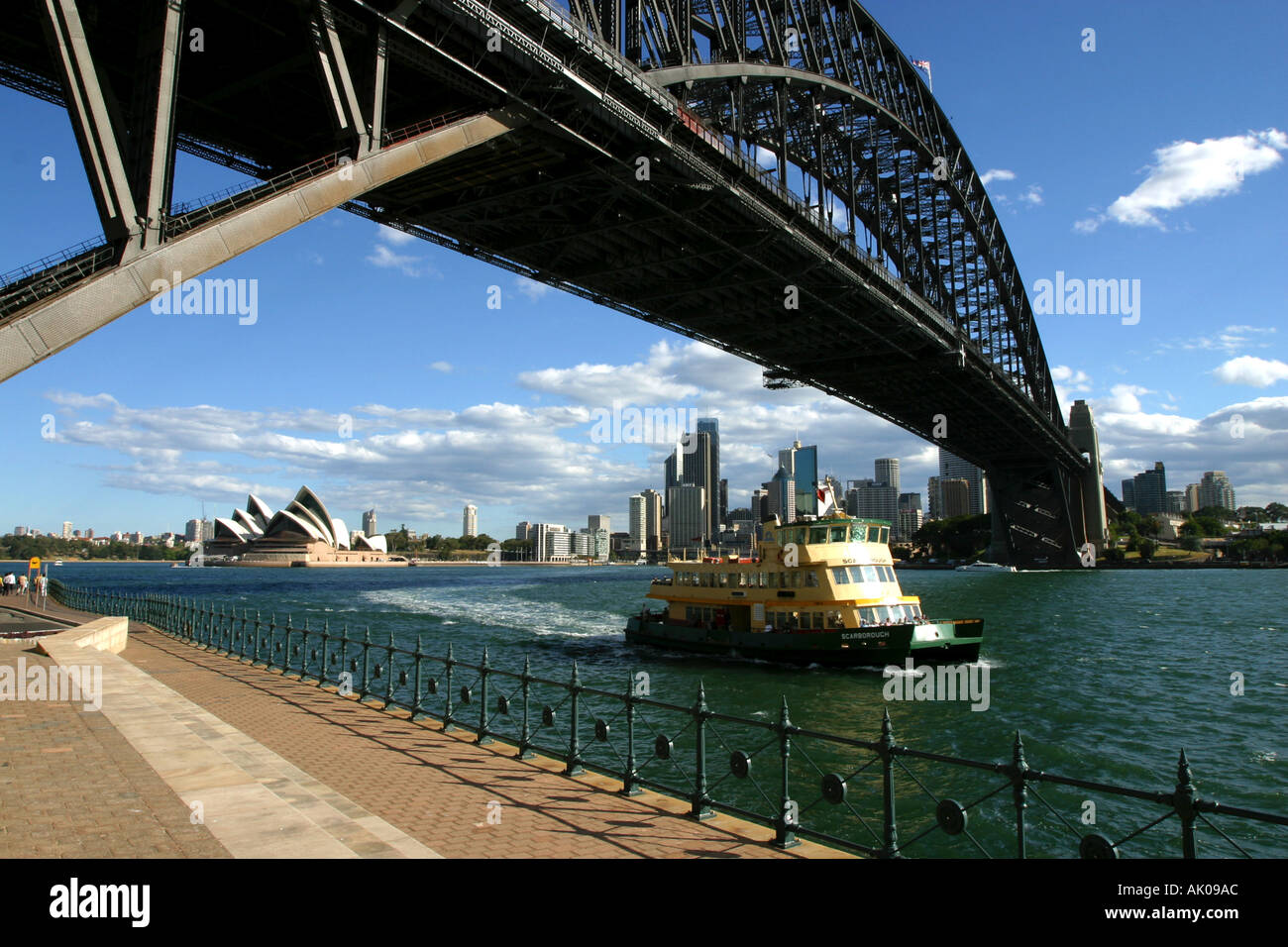 Il Sydney Harbour Bridge, con ferry boat in primo piano, opera in background Foto Stock