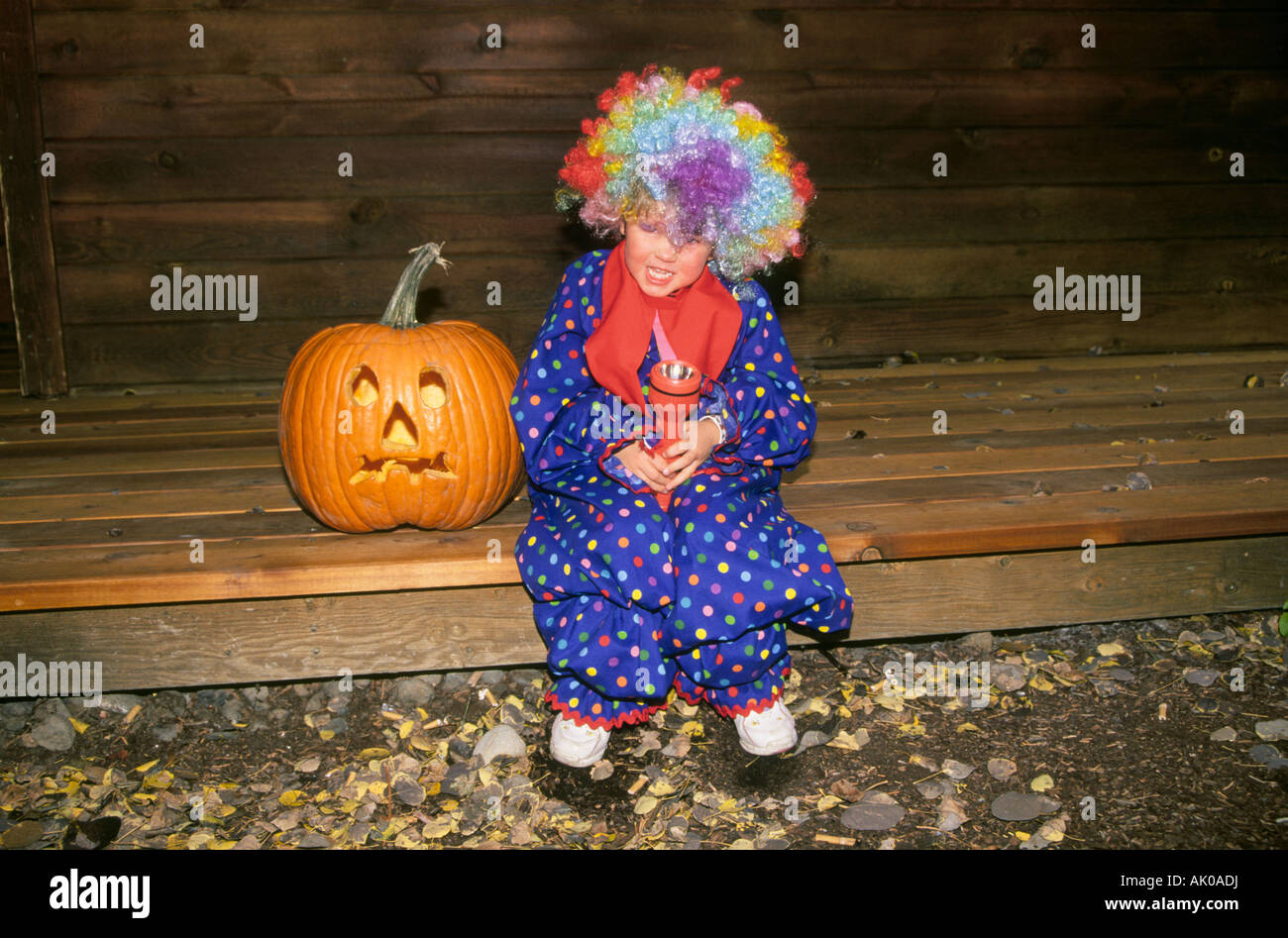 Una giovane ragazza vestita di un costume da clown Foto Stock