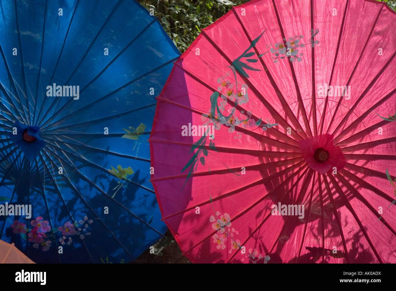 Ombrelloni colorati per la vendita della Repubblica popolare di Cina Foto Stock