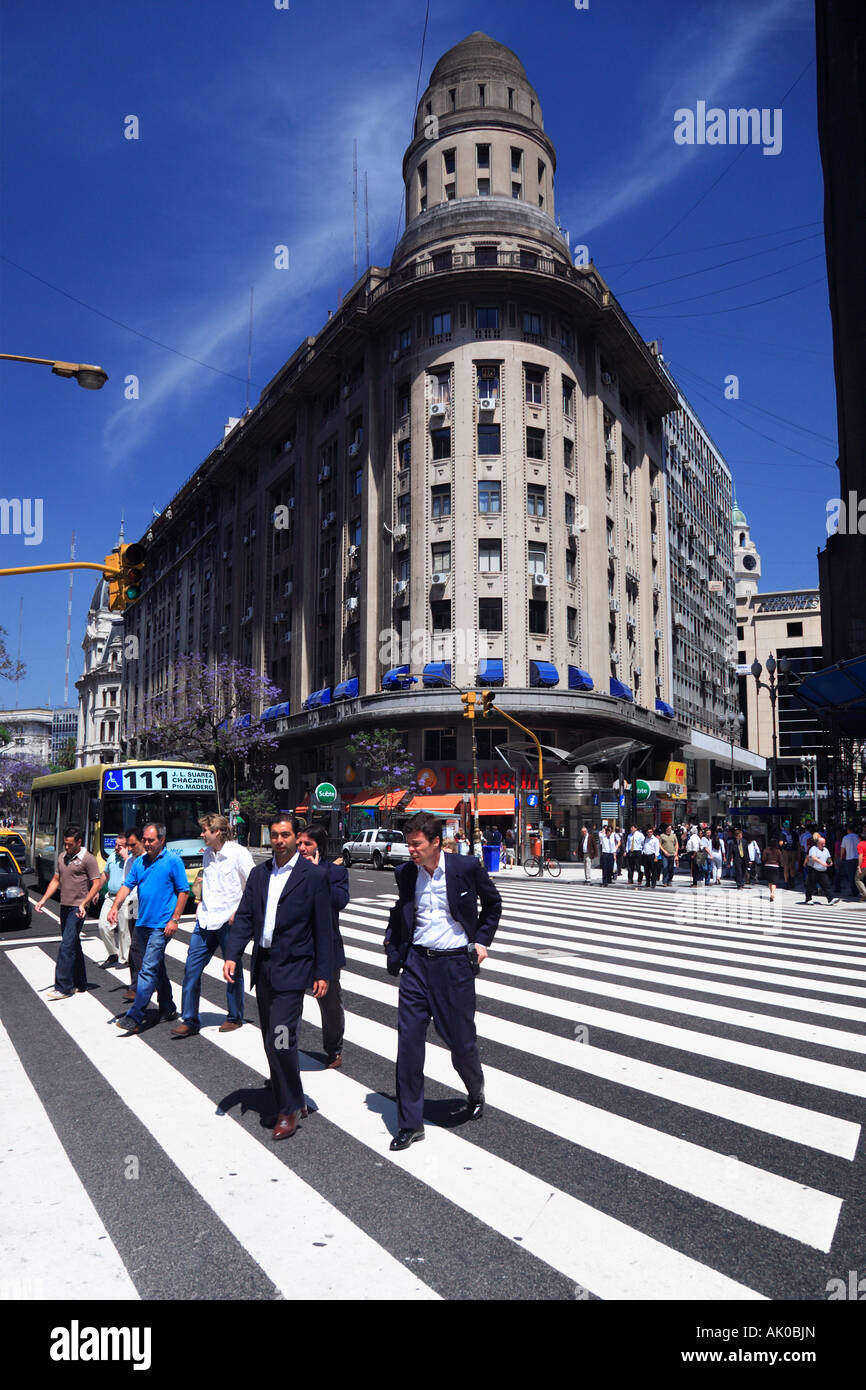 "Diagonal Norte" Ave. Con persone che attraversano, Buenos Aires, Argentina Foto Stock