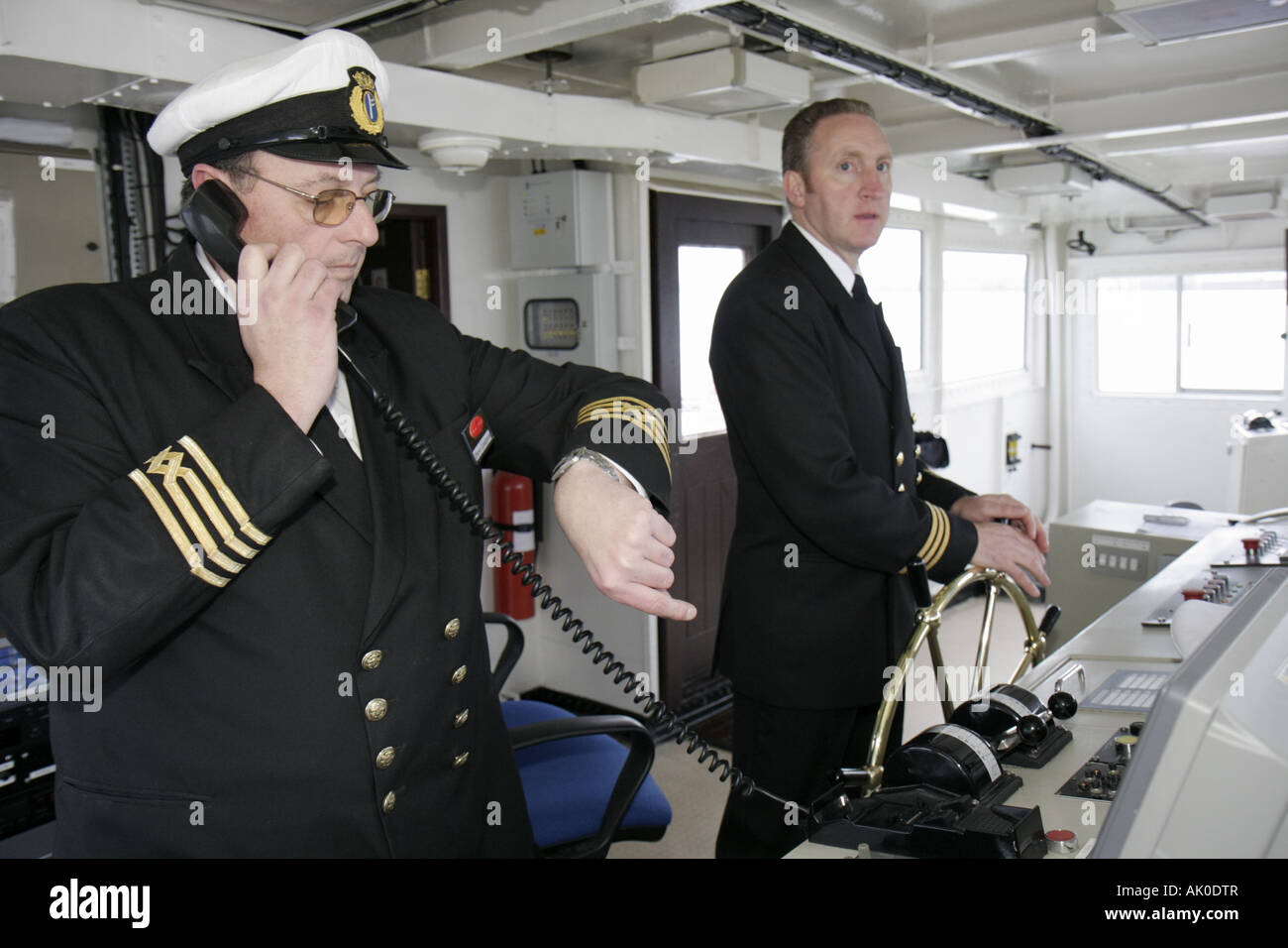 Regno Unito Inghilterra Lancashire,Liverpool,Mersey River Ferries,Royal Daffodil,capitano,Seacombe Terminal,barca,navigazione,mate,ruota,UK071009005 Foto Stock