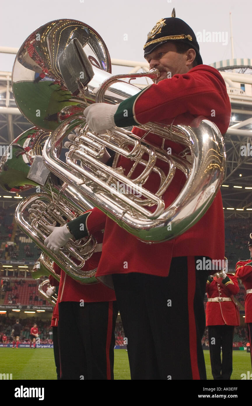 Cardiff 14 2 04 Millenium Stadium Tubista nella banda del Reggimento del reggimento reale del Galles Foto Stock