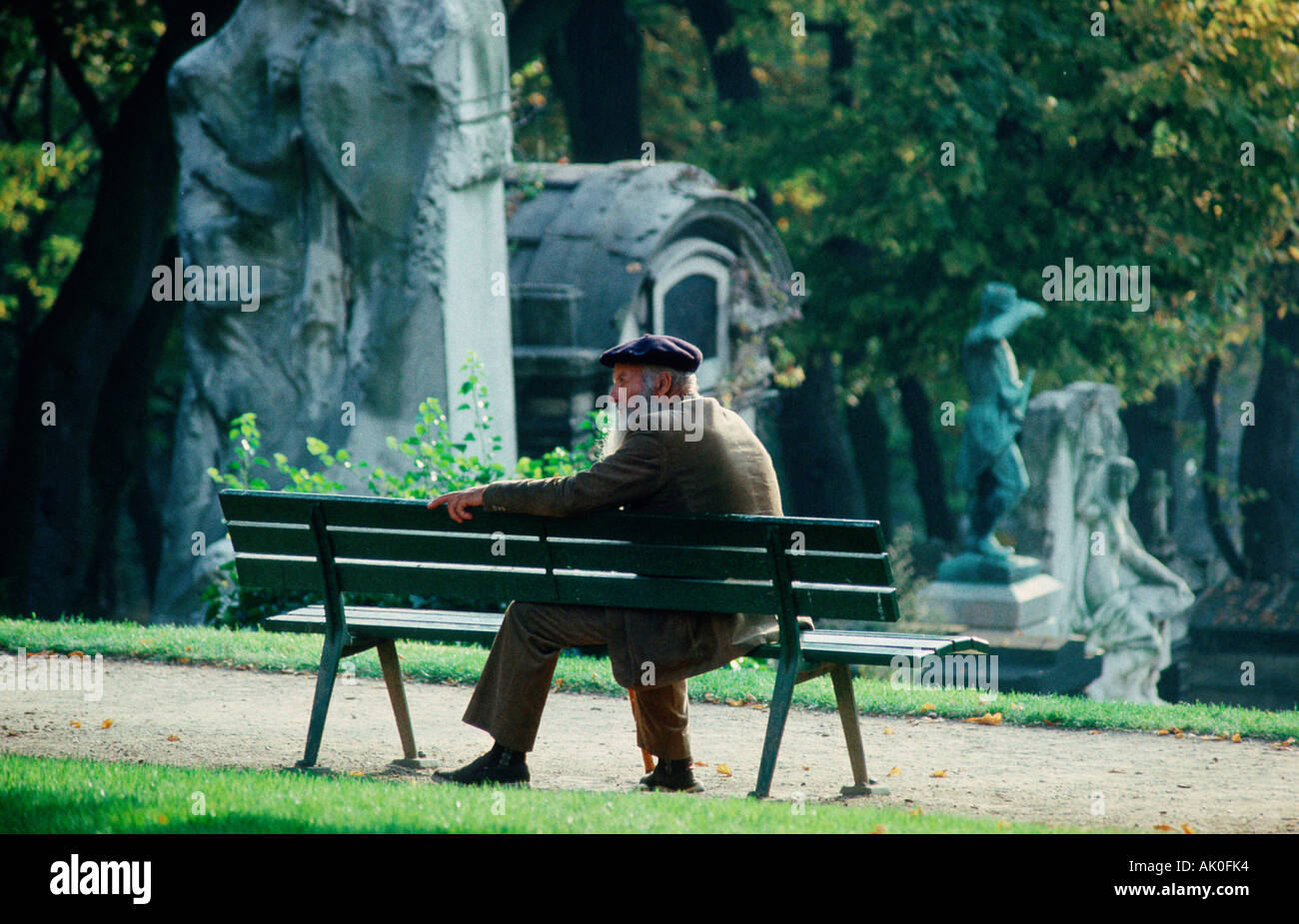 Il vecchio uomo su un banco di lavoro / Parigi / Alter Mann auf einer Bank Foto Stock