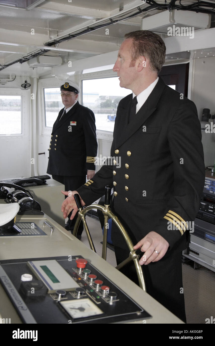 Regno Unito Inghilterra Lancashire, Liverpool, Mersey River Ferries, Royal Daffodil, capitano, Seacombe Terminal, barca, navigazione, mate, ruota, UK071009003 Foto Stock