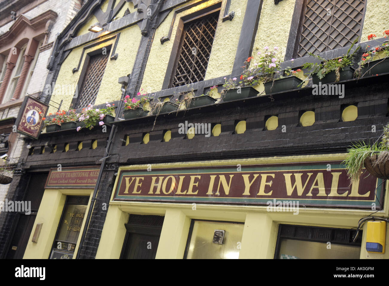 UK England Lancashire, Liverpool, Hackins Hey, pub più antico, Ye Hole in Ye Wall, bar lounge pub, UK071009027 Foto Stock