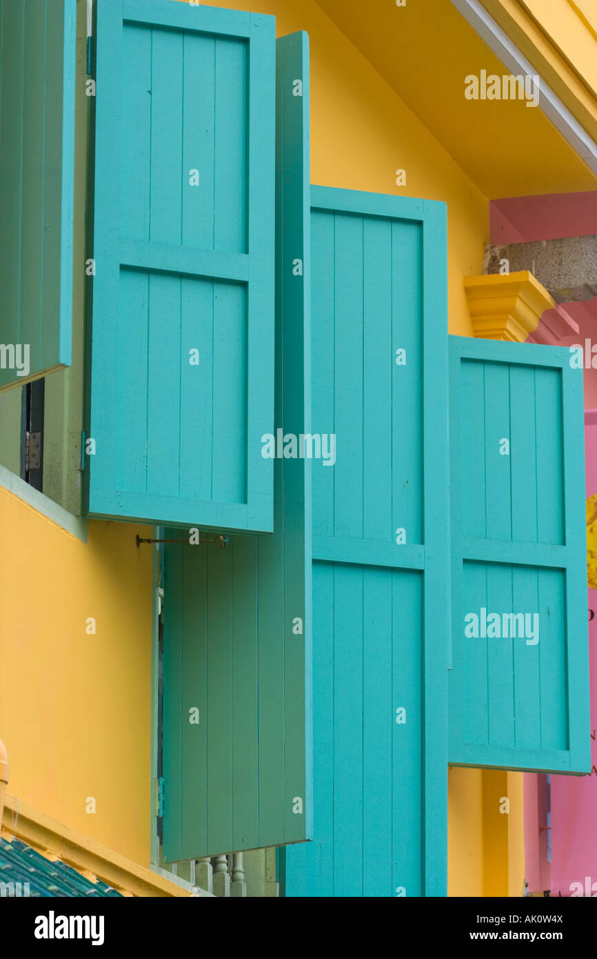 Colorato di persiane alle finestre sulla tradizionale restaurata edifici cinesi su Clarence Quay Singapore Foto Stock