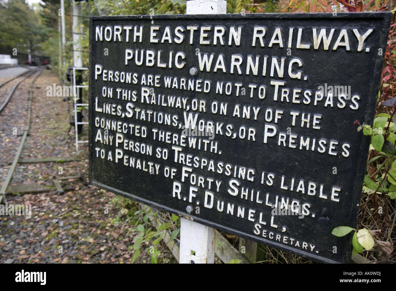 Regno Unito Inghilterra Cumbria, il Lake District, Alston, South Tynedale Railway Station, cartello, quarantina shillings Punizione, UK071011004 Foto Stock