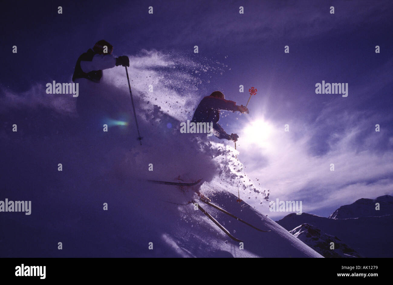 Archival 1988 foto di due sciatori salta fuori da un cornicione di neve. Foto Stock