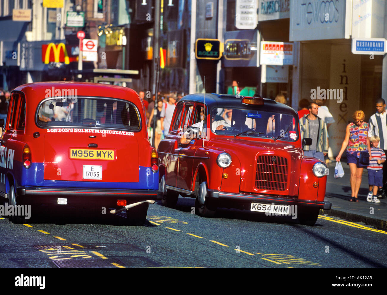 Due cabine IN OXFORD STREET LONDON REGNO UNITO Foto Stock