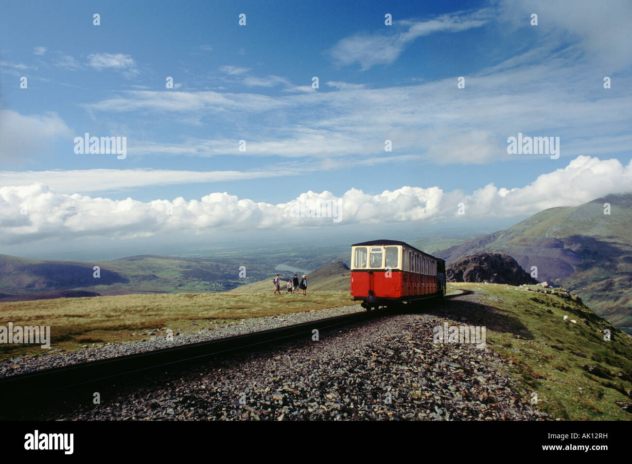 In treno arrivando alla Clogwyn, la meta del viaggio per ferrovia al vertice di Snowdonia Foto Stock