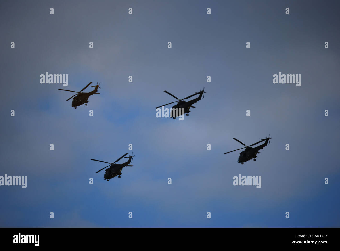 Elicotteri militari battenti overhead, Oxfordshire, England, Regno Unito Foto Stock