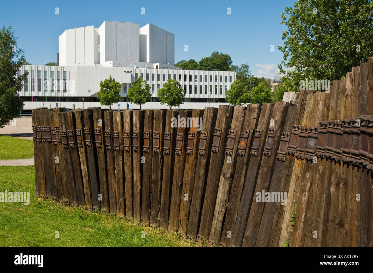 Scultura di traversine ferroviarie accanto a Finlandia Hall di Helsinki Finlandia progettata da Alvar Aalto Foto Stock