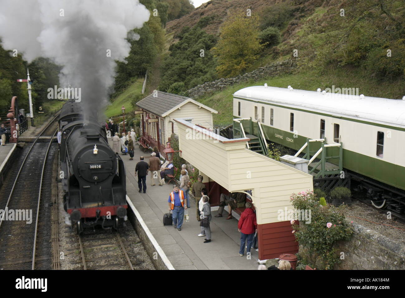 Regno Unito Inghilterra North Yorkshire, Goathland, North Yorkshire Moors Railway, stazione piattaforma, UK071012067 Foto Stock
