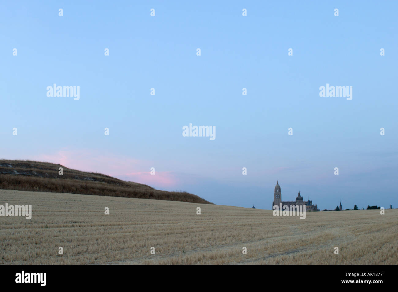Paesaggio al tramonto con la Cattedrale di Segovia nella distanza, Castilla y Leon, Spagna Foto Stock