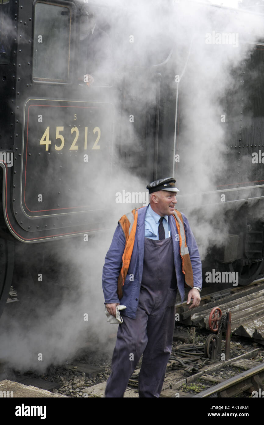 Inghilterra Regno Unito Regno Unito, Gran Bretagna Inglese britannico, Levisham, North Yorkshire Moors Railway, ingegnere, locomotiva, vapore, visitatori viaggio tou Foto Stock