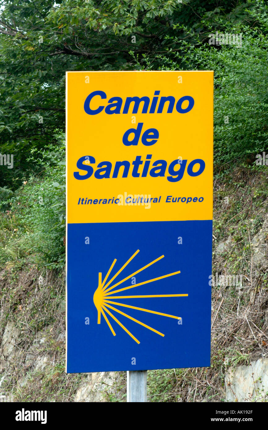 Segno per il Camino de Santiago (Titolo di St James) percorso del pellegrinaggio, Galizia, Spagna settentrionale Foto Stock