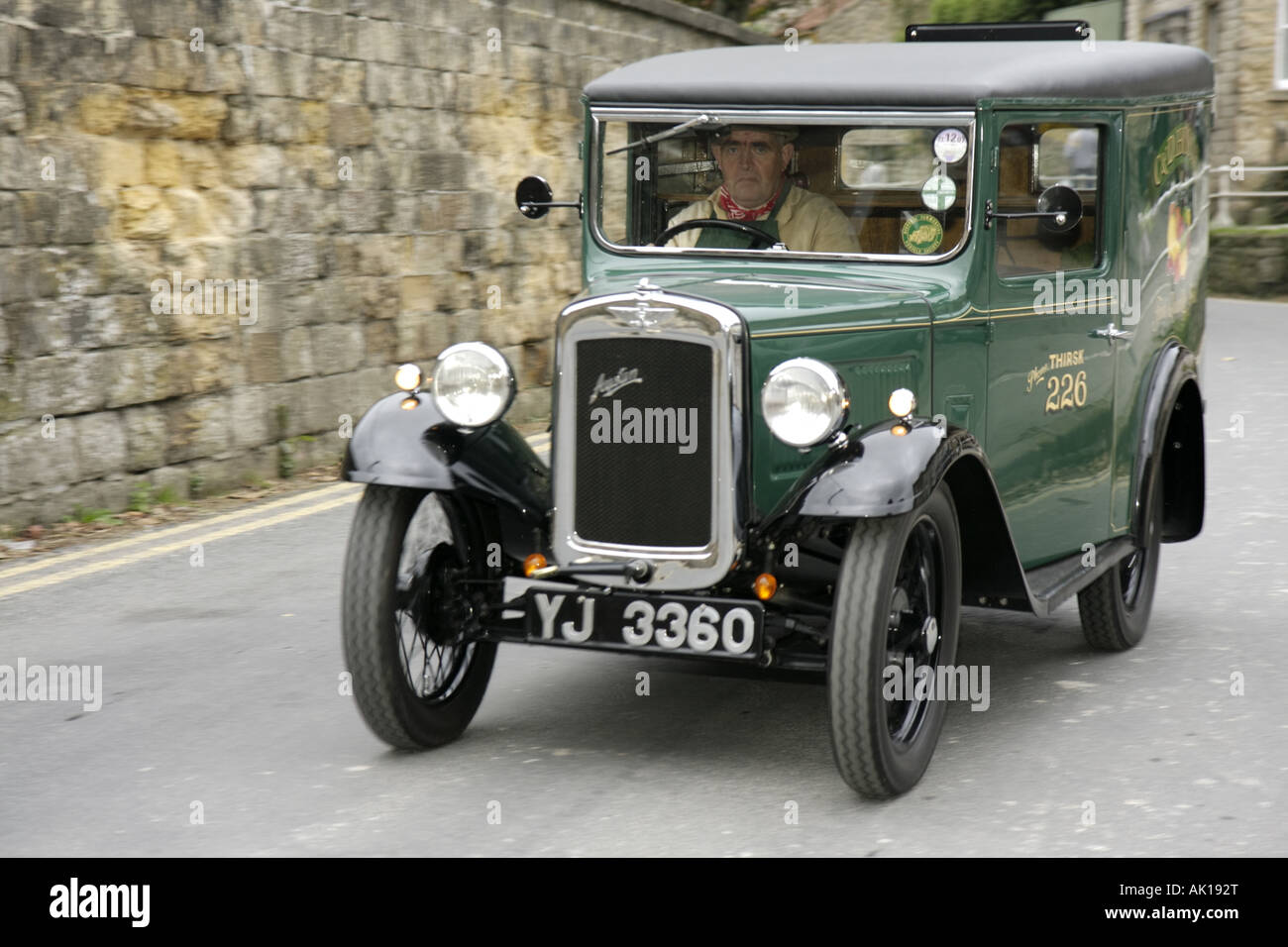 Regno Unito Inghilterra North Yorkshire, North Yorkshire Moors Railway, 1940's Weekend, veicolo a motore di Austin antico, UK071012088 Foto Stock