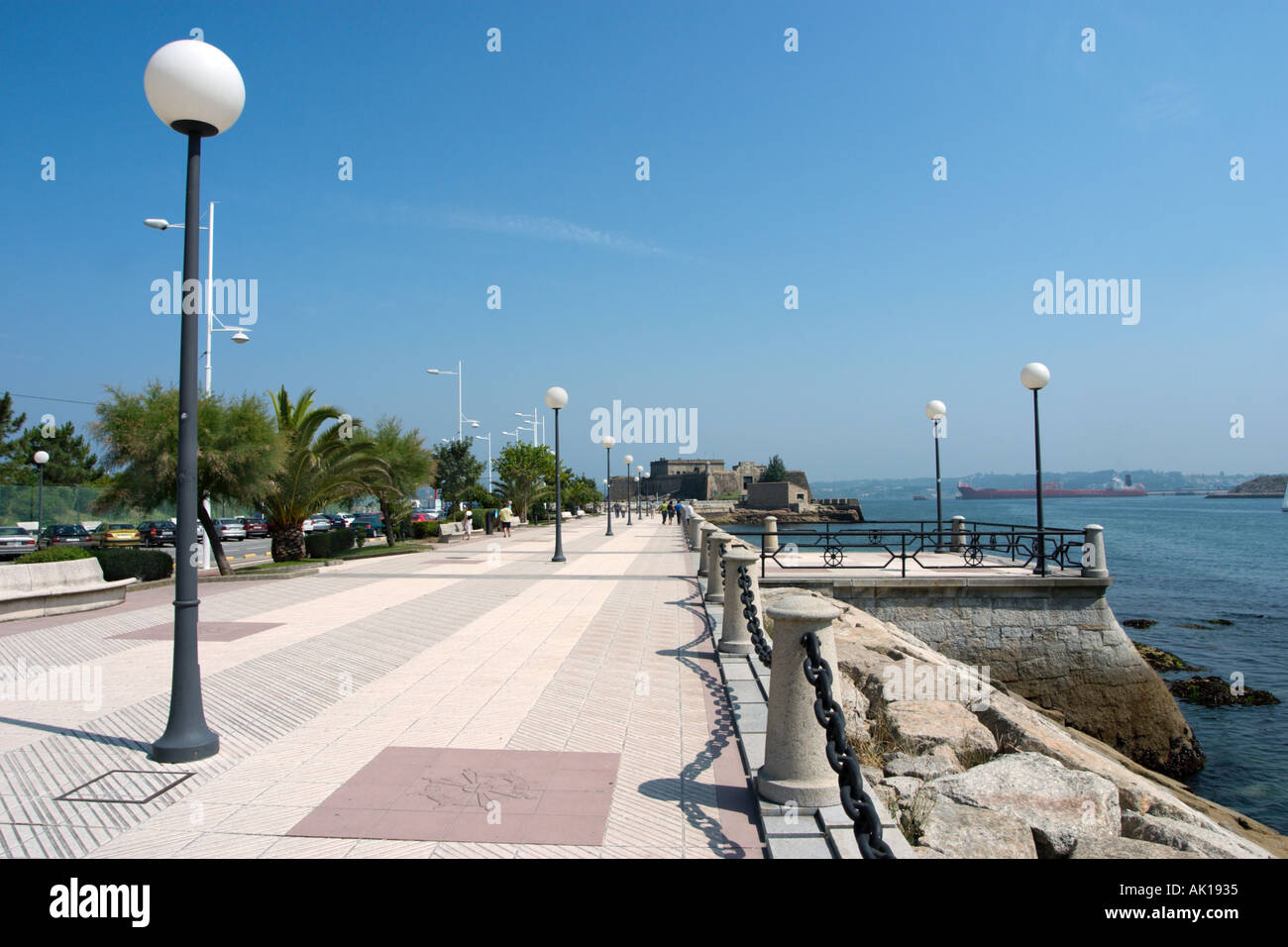 Paseo Maritimo (passeggiata) e Castelo San Anton (ora un museo), Ciudad Vieja (Città Vecchia), La Coruña (A Coruña, Galizia, Spagna Foto Stock