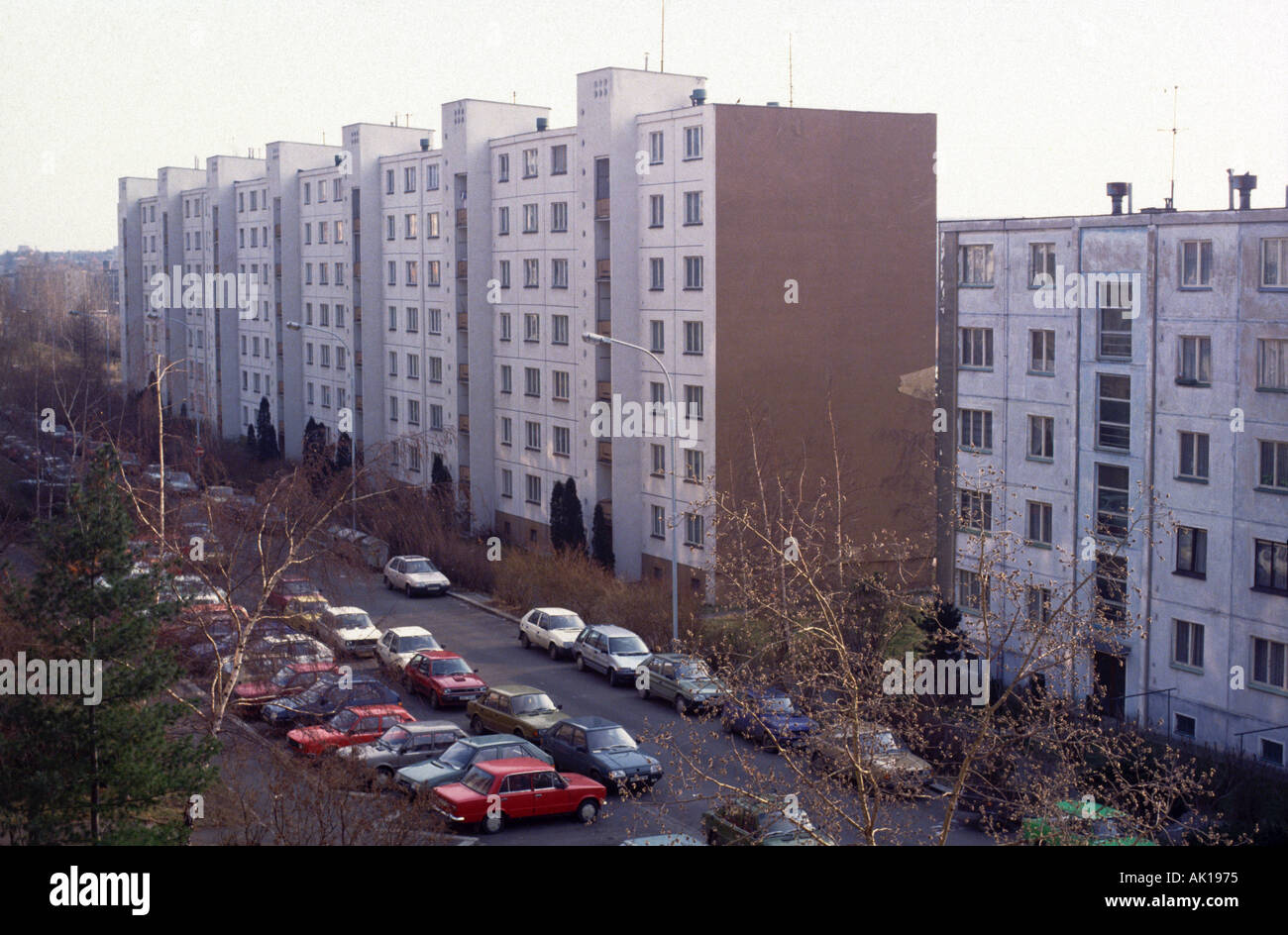 Stile comunista appartamenti e Lada automobili parcheggiate sulla strada di Praga Repubblica Ceca 1995 Foto Stock