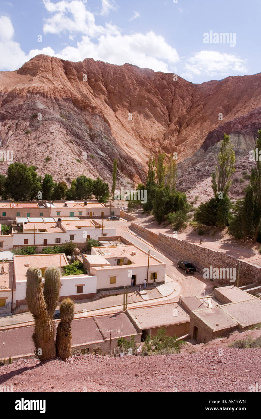 Un piccolo paese circondato da montagne in Purmamarca. Parte nord dell'Argentina. Foto Stock
