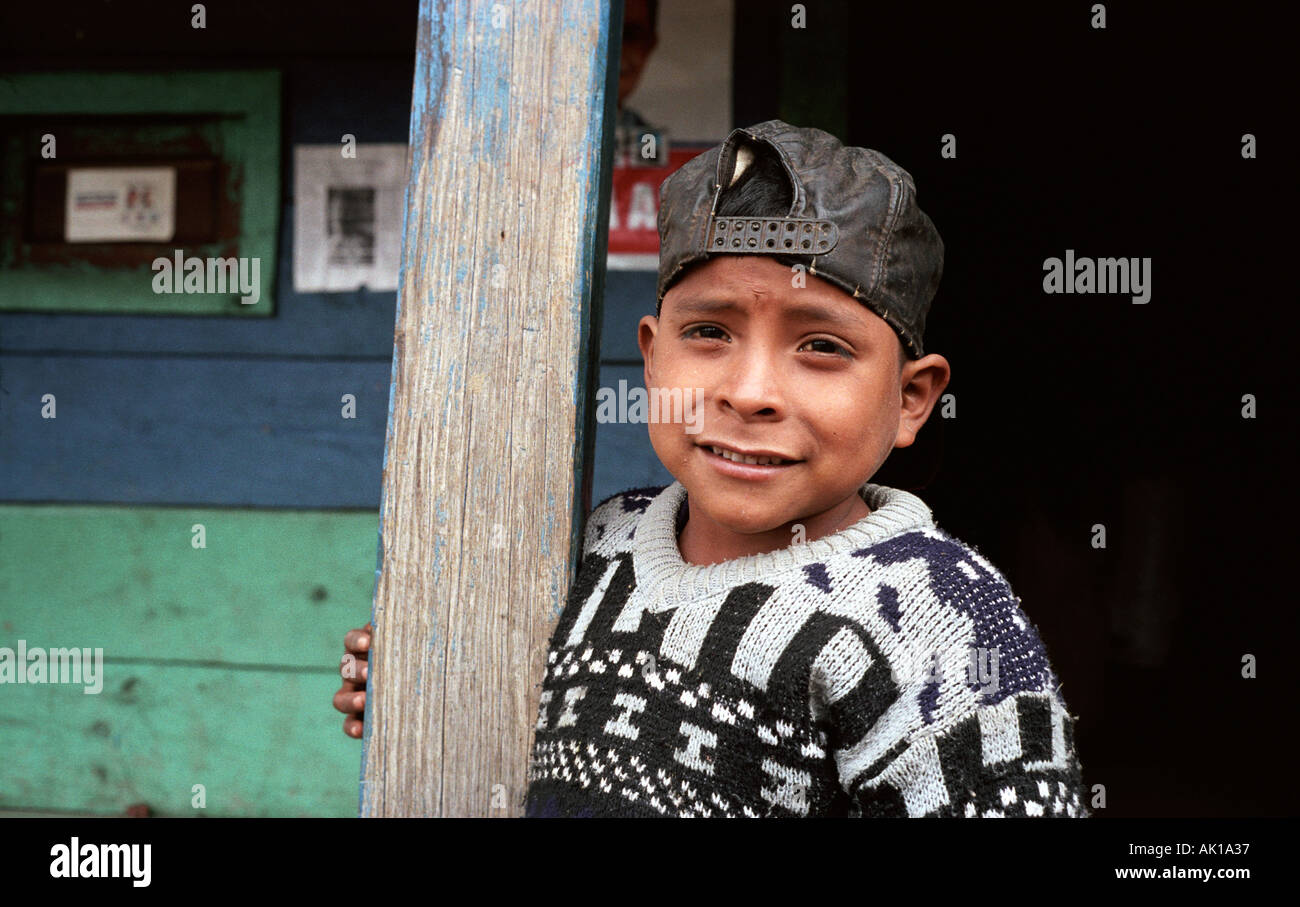 Giovane ragazzo Maya con cappello da baseball su indietro Chajul Guatemala Foto Stock