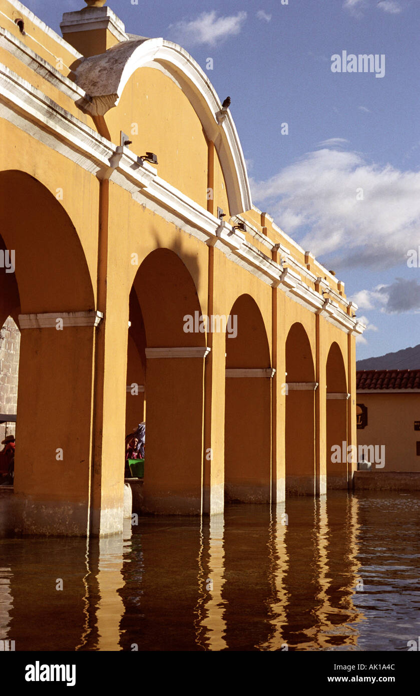 Pila pubblico servizio lavanderia in Antigua Guatemala un Sito Patrimonio Mondiale dell'UNESCO Foto Stock