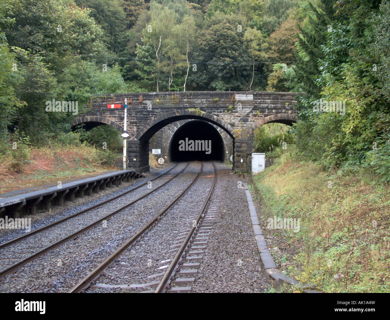 Totley Railway Tunnel dalla stazione di Grindleford sulla linea Hope Valley, Derbyshire Peak District National Park Inghilterra UK Rails Track Foto Stock