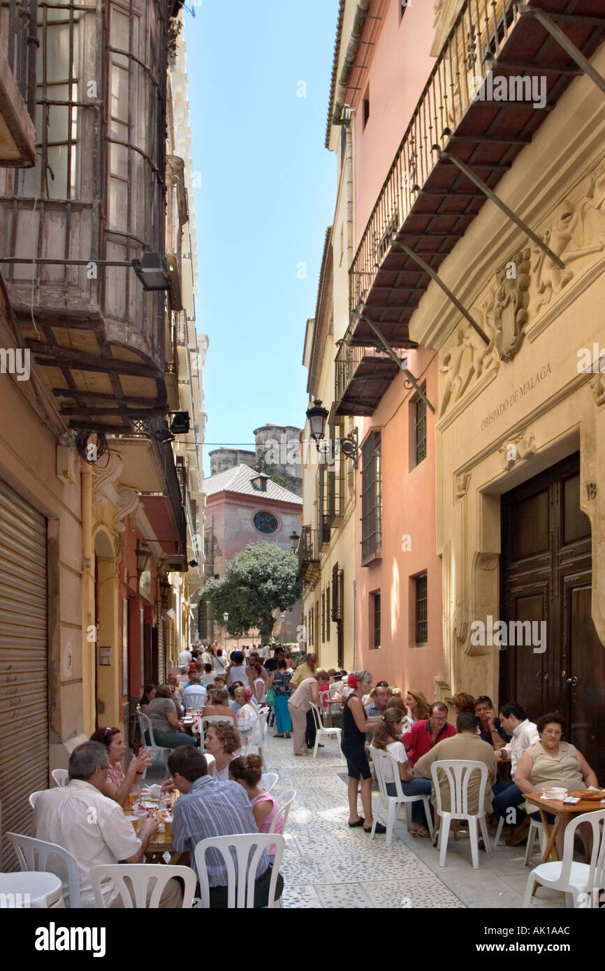Cafe' sul marciapiede durante la feria de malaga (Feria de Agosto) nel Casco Antiguo (Città Vecchia), Malaga, Andalusia, Spagna Foto Stock