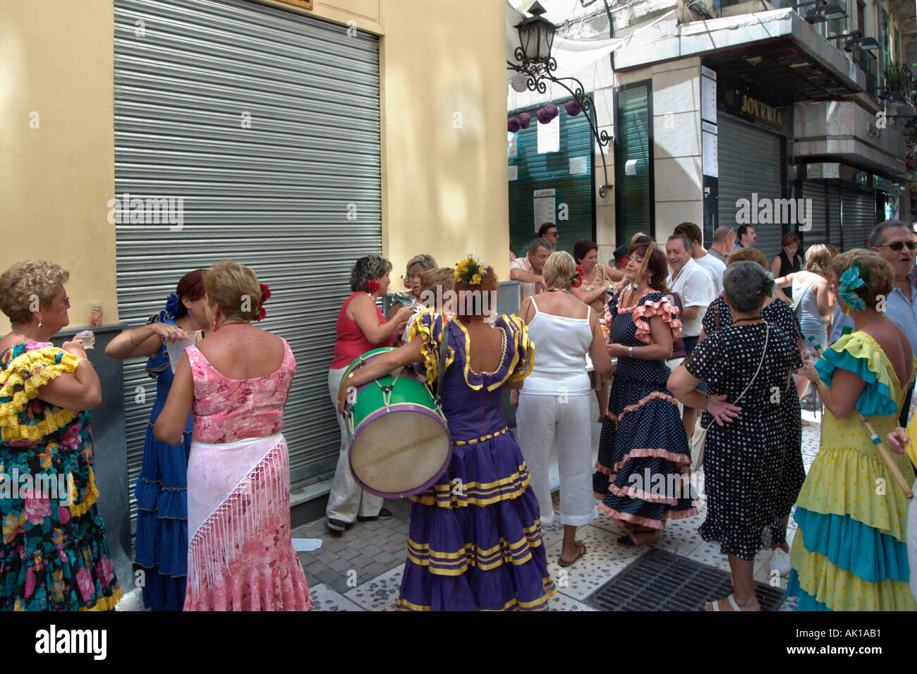 Via durante la feria de malaga (Feria de Agosto) nel Casco Antiguo (Città Vecchia), Malaga, Andalusia, Spagna Foto Stock